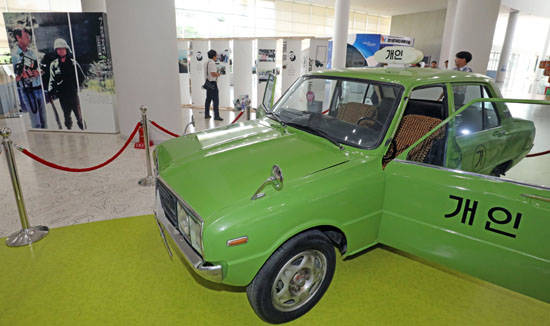 5·18 참상을 알린 독일 기자 위르겐 힌츠페터 추모 사진전이 지난달 21일부터 광주광역시청 1층 시민숲에서 열리고 있다. 브리사 택시는 8일부터 디자인비엔날레 행사장으로 옮겨 전시된다. ⓒ 뉴스1