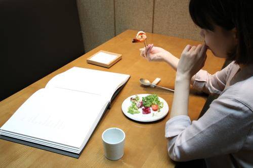 미스터리 쇼퍼가 중소 프랜차이즈 A사에서 음식을 맛보고 있다. ⓒ CJ프레시웨이