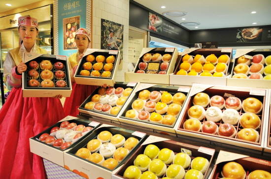 롯데백화점 대구점에서 직원이 추석선물세트를 선보이고 있다. ⓒ 롯데백화점