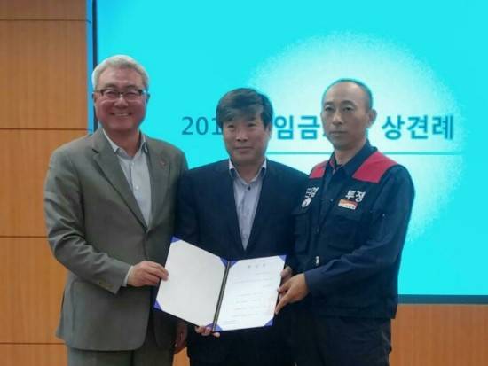 지난 4월 서울 종로 서린동 SK빌딩 본사에서 김준 SK이노베이션 사장(왼쪽), 이양수 SK에너지 울산CLX 총괄(가운데), 이정묵 SK이노베이션 노동조합 위원장이 임단협 상견례를 진행하고 있다. ⓒ SK이노베이션