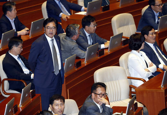 우원식 더불어민주당 원내대표가 11일 오후 서울 여의도 국회에서 열린 본회의에서 김이수 헌법재판소장 후보자에 대한 임명동의안 무기명 투표 개표결과 부결이 결정되자 허탈한 표정으로 자유한국당 의석을 바라보고 있다. ⓒ 뉴스1