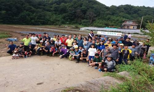 지역민과 광양제철소 직원들이 함께하는 '사랑의 주말농장' 개장 기념촬영을 했다. ⓒ 광양시