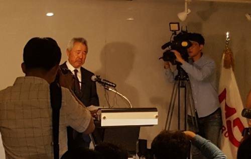 지난 6월 정우현 MP그룹 전 회장이 방배동 미스터피자 본사에서 기자회견을 열고 최근 발생한 일련의 사태에 대해 '대국민 사과문'을 발표하고 있다. = 하영인 기자