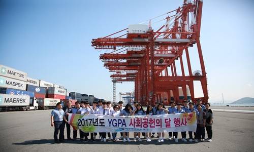 광양항 체험교실에 참여한 학생들과 관계자들이 기념촬영을 하고 있다. ⓒ 여수광양항만공사