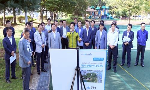 주철현 시장이 간부공무원들과 동동공원 놀이터에서 의논하고 있다. ⓒ 여수시