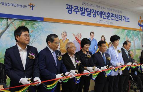 12일 광주 서구 상무지구 광주도시공사 대회의실에서 열린 '광주발달장애인훈련센터 개소식'에 문창기 이디야커피 대표(왼쪽에서 첫번째)가 참석해 테이프커팅을 하고 있다. ⓒ 이디야커피