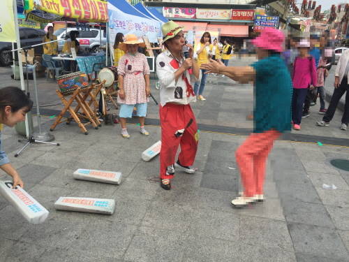 캠페인은 전통시장의 특색을 살린 문화공연과 건전한 전통놀이 체험과 함께 진행됐다. ⓒ 한국도박문제관리센터