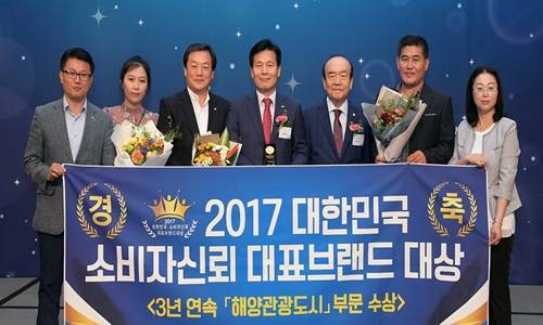 주철현 시장(가운데)이 관계자들과 기념촬영을 하고 있다. ⓒ 여수시