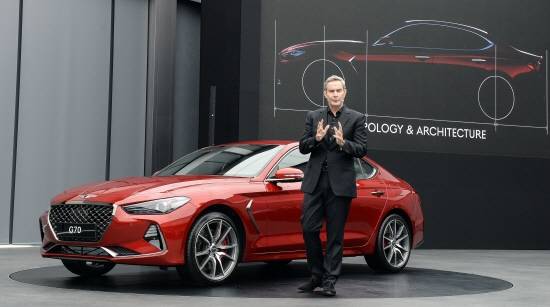 루크 동커볼케 현대디자인센터장이 제네시스 G70 디자인에 대해 설명하고 있는 모습. ⓒ 현대자동차