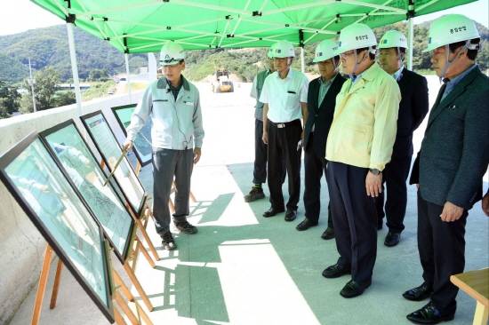 조억동 광주시장이 14일 연말 개통을 목표로 건설 중인 성남~장호원 자동차 전용도로 현장을 방문했다. ⓒ 광주시