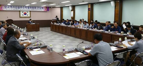 서해선 복선전철 삽교역사 신설 추진 설명회를 진행하고 있는 모습. ⓒ 예산군청