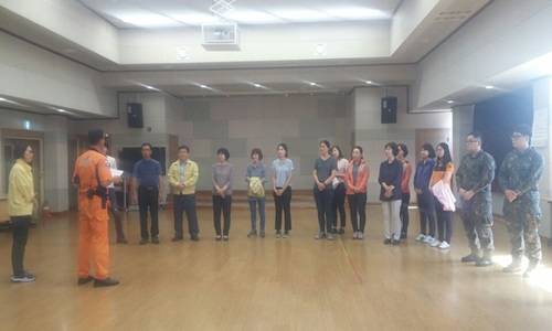 합동소방훈련이 끝난후 관계자들이 강평을 하고 있다. ⓒ 광양시