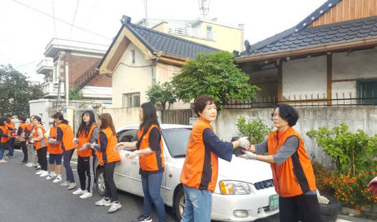 하모니봉사단과 문화초는 16일 유천2동 관내 저소득 가정에 연탄나눔 봉사 활동을 실천하고 있다. ⓒ 대전광역시