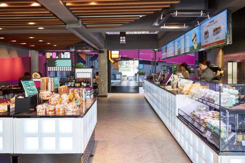 던킨도너츠 홍대점 내부 전경. ⓒ 던킨도너츠