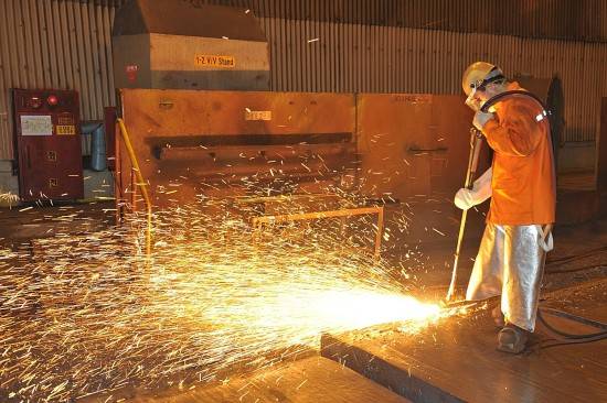 하반기 후판 가격 인상을 두고 철강사와 조선사 간 팽팽한 줄다리기가 계속되고 있다. 사진은 포스코 광양제철소에서 수작업으로 슬라브 표면 균열을 정리하는 모습. ⓒ 뉴스1