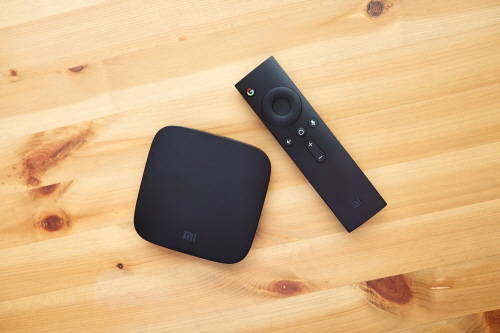 KT스카이라이프의 '텔레비' OTT박스와 리모컨. ⓒ KT스카이라이프