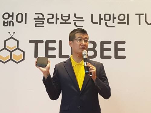 윤용필 KT스카이라이프 콘텐츠융합사업본부장이 KT스카이라이프와 국내 독점 공급 계약이 체결된 샤오미의 '미박스'를 소개하고 있다. ⓒ 프라임경제