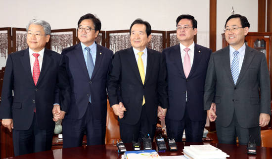 정세균 국회의장과 여야 4당 원내대표가 19일 여의도 국회의장실에서 김명수 대법원장 후보자 인준안 논의를 위해 회동하고 있다. 왼쪽부터 김동철 국민의당, 우원식 더불어민주당 원내대표, 정 의장, 정우택 자유한국당, 주호영 바른정당 원내대표. 여야는 오는 21일 김 후보자 임명동의안을 처리할 원포인트 본회의에 합의했다. ⓒ 뉴스1