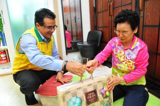 오스만 알 감디 에쓰오일 CEO는 지난해 취임 이후 첫 공식활동으로 '사랑의 송편 나눔 봉사활동'에 참여하는 등 한국 친화경영에 힘쓰고 있다. ⓒ S-OIL