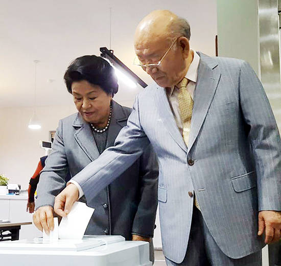 지난 5월 19대 대통령 선거 당시 투표하는 전두환씨 부부. ⓒ 뉴스1