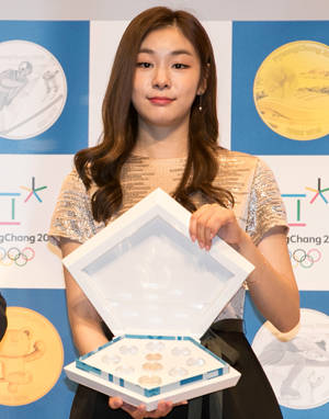 김연아 평창 동계올림픽 홍보대사가 지난 1일 서울 서대문구 풍산빌딩에서 열린 '2018 평창 동계올림픽대회' 기념은행권·기념주화(2차분) 공개 발표회에서 기념주화를 소개하고 있다. 대한민국 최초의 기념지폐인 평창 동계올림픽 기념은행권은 2000원화 낱장형 92만장, 2장 연결형 21만세트, 24장 전지형 4만세트 총 세 가지 형태로 발행되며 낱장 기준 총 230만장이 발행됐고 완판행진을 이어갔다. ⓒ뉴스1