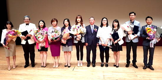 제4회 대전컨택센터 가족화합마당에서 우수센터 및 우수상담사 수상자들과 김택수 대전시 정무부시장이 기념촬영을 하고 있다. =이준영 기자