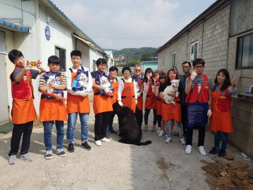 유기견보호소에서 봉사활동을 마친 후 기념촬영을 하고 있는 발달장애인 학생들 모습. ⓒ 프라임경제