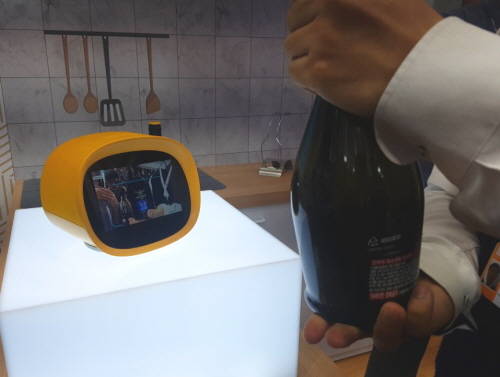 ITU텔레콤월드 내 SK텔레콤 부스에 전시된 'AI 소셜 로봇(가칭)'. 영상 인식 기술을 통해 와인 종류를 맞추고 있다. ⓒ 프라임경제