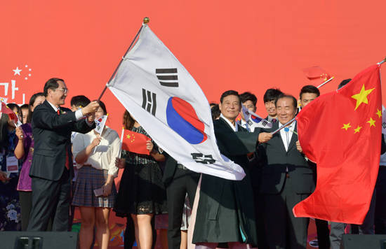 윤장현 광주광역시장이 16일 동구 5·18민주광장 프린지페스티벌 특설무대에서 열린 '제3회 광주광역시 중국문화주간' 선포식에 참석해 쑨시엔위 주 광주 중국총영사, 장휘국 광주시교육감 등 내빈들과 태극기와 오성홍기를 흔들고 있다. ⓒ 광주광역시