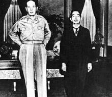 근대 일본의 문화사 시리즈 10권 '역사와 주체를 묻다'에 실린 히로히토 일왕의 '인간선언' 사진. ⓒ 소명출판