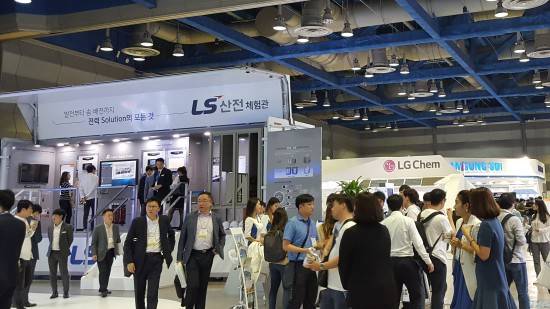 27일 관람객들이 인터배터리 2017을 참관하고 있다. ⓒ 프라임경제