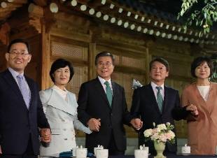 회동 끝에 상설협의체 구성의 큰 틀에 합의한 문재인 대통령과 각당 대표들. ⓒ 청와대