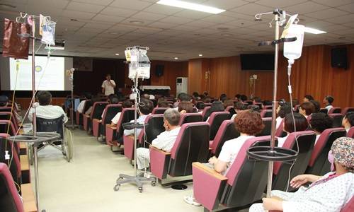 대장암 건강강좌를 하고있다. ⓒ 성가롤로 병원