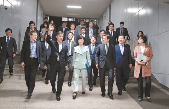 문재인 대통령과 여야 4당 대표가 만찬 회동을 마치고 27일 밤 청와대 벙커로 불리는 국가안전보장회의(NSC) 위기관리센터를 방문했다. ⓒ 청와대