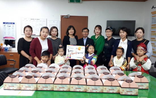 상현1동 지역사회보장협의체는 시립상현어린이집에서 기부한 송편 등을 관내 홀로어르신 25가구에 전달했다. ⓒ 용인시