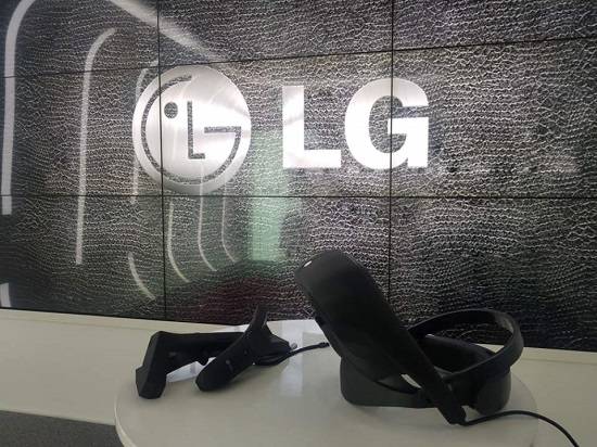 LG전자가 밸브와 협업해 제작한 PC용 VR기기 프로토타입. 상용화 버전은 개발 중이며, 내년 초 공개가 유력하다. ⓒ 프라임경제