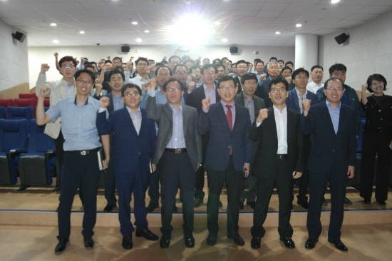 광주광역시 관계자들이 10일 교통복지도시 실현 의지를 다지는 직무연찬 교육을 진행한 뒤 기념사진을 찍고 있다. ⓒ 광주광역시