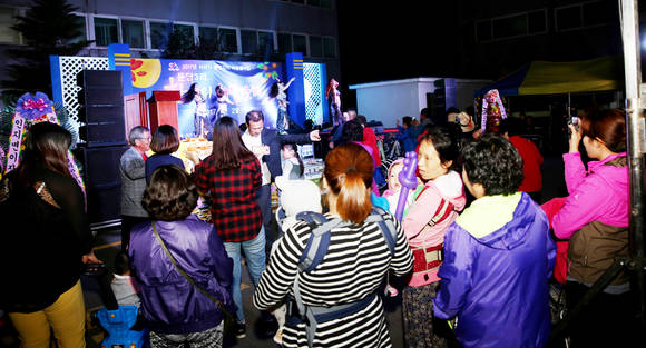 지난달 29일 인지면 아진아파트에서 열린 한가위 주민화합 축제 모습. ⓒ 서산시청