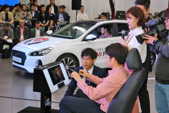 올해로 8회째를 맞은 현대·기아차 'R&D 아이디어 페스티벌'에서 청각장애인을 위한 차량 주행지원 시스템 '심포니'가 영예의 대상을 수상했다. ⓒ 현대자동차