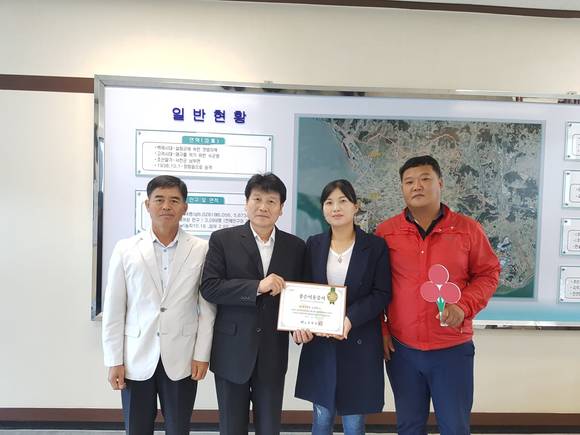 관우환경개발 노광현 김지영 부부 좋은이웃 16호에 선정돼 기념식을 하고 있다. ⓒ 서천군청