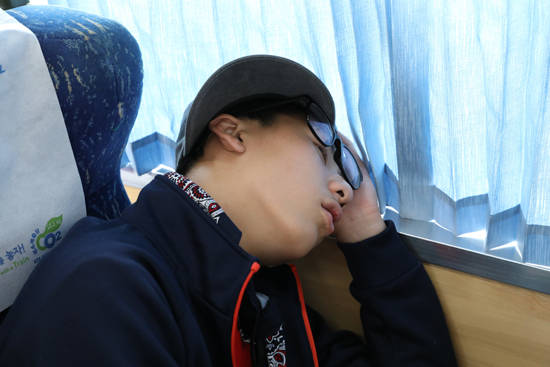 눈을 뜬듯 감은듯(?). ⓒ 율곡통일리더스쿨
