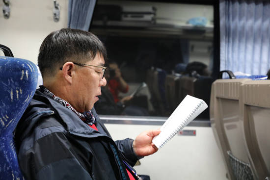 임도선 교감이 학생들에게 전달할 내용을 심각하게 확인하고 있다. ⓒ 율곡통일리더스쿨