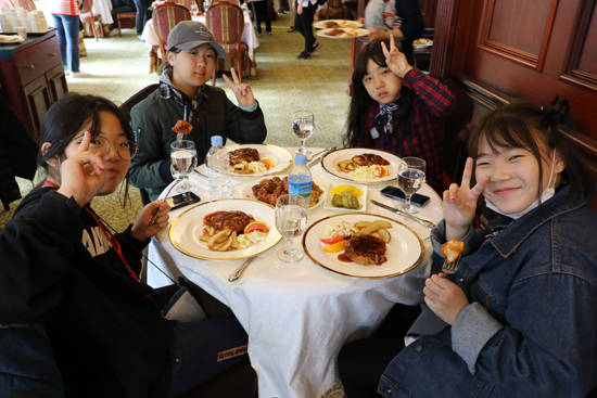 설악산 켄싱턴 스타스 호텔에서 점심 식사를 하고 있는 학생들. 점심 메뉴는 돈까스와 닭강정, 오징어순대. ⓒ율곡통일리더스쿨