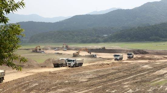 한국농어촌공사는 저수용량 확대를 위해 저수지 준설을 실시하고 있다. 사진은 경기 안성 금광저수지 준설 현장. ⓒ 한국농어촌공사