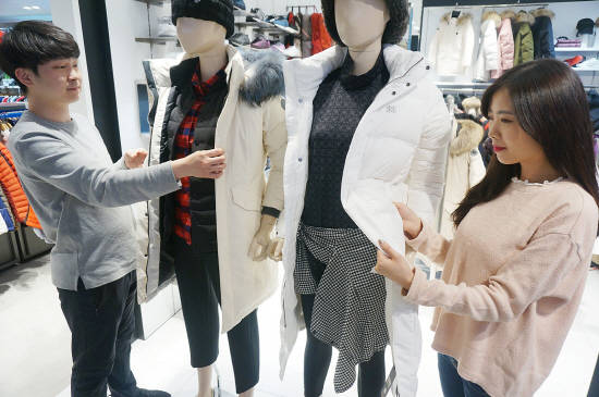 롯데백화점 대구점 매장에서 고객들이 올 시즌 유행하는 벤치 파카 아우터를 쇼핑하고 있다. ⓒ 롯데백화점