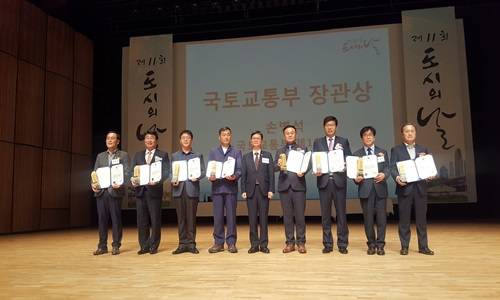 제11회 도시의날 행사에서 수상자들과 기념촬영 중이다. ⓒ 순천시