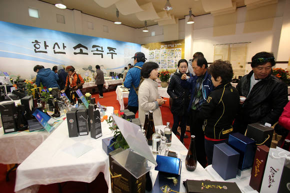 축제장 내 부수에서 관광객들에게 가장 오래된 전통주인 한산소곡주의 우수성을 알리고 있다. ⓒ 서산군청