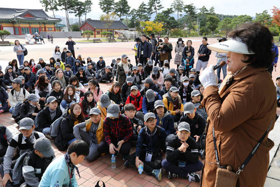 오죽헌 앞에서 문화관광해설사의 설명을 듣고 있다.