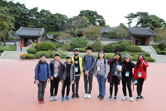 옛날 오천원의 배경이 된 오죽헌에서 기념사진 촬영.