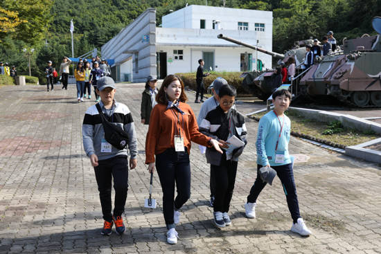 강릉 통일공원 무기 전시장을 이동하는 학생들.